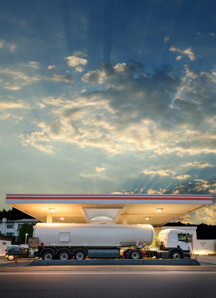 Pipa de combustible en estación al atardecer